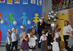 Dzieci bawią się srebrnymi balonikami. Ujęcie 1